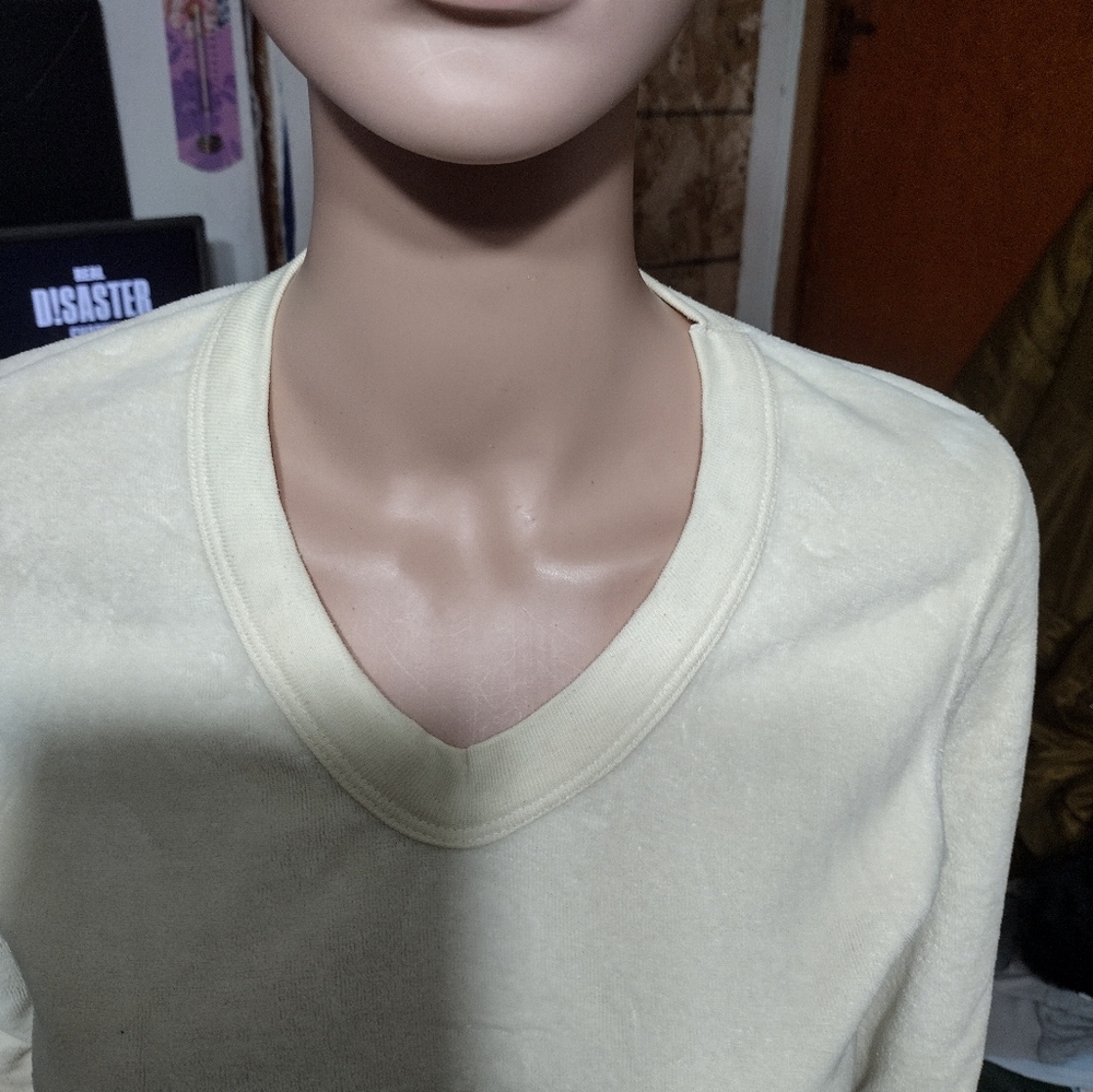 VINTAGE Women's V-neck L/S VELOUR Top. - Picture 3 of 6